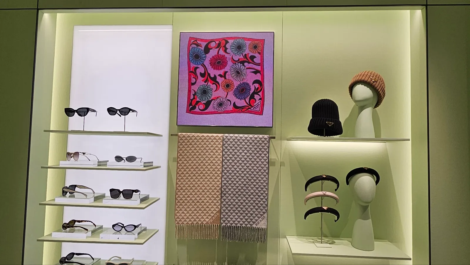 프라다 현대백화점 중동 - 이미지 2