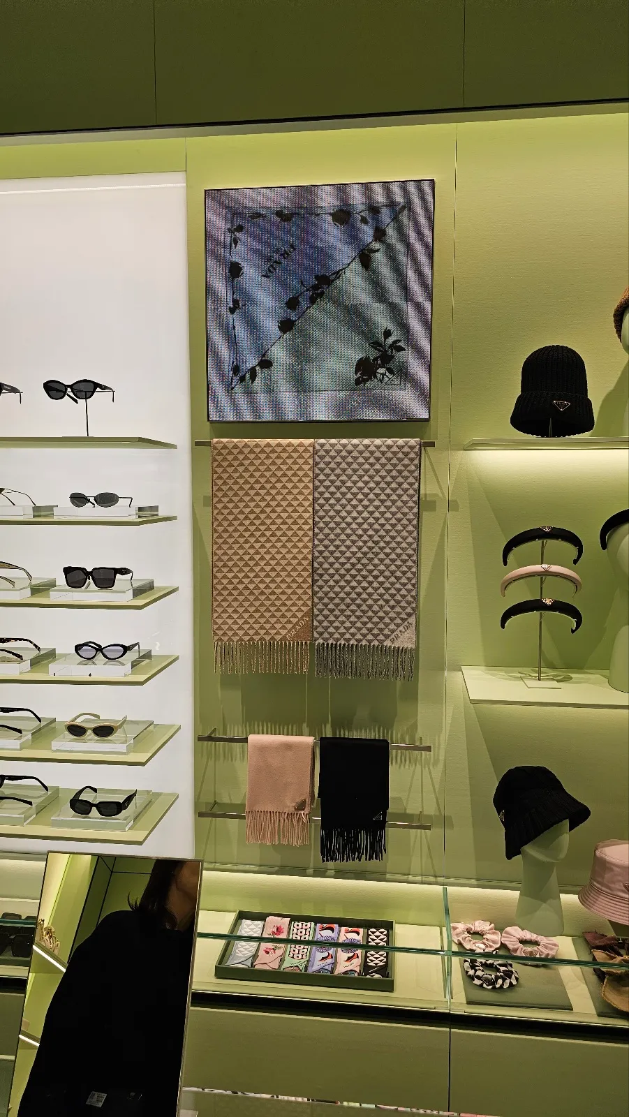 프라다 현대백화점 중동 - 이미지 3