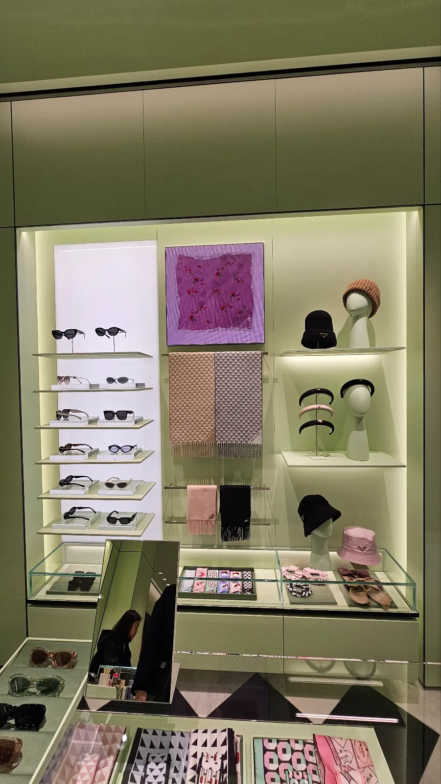 프라다 현대백화점 중동 - 이미지 4