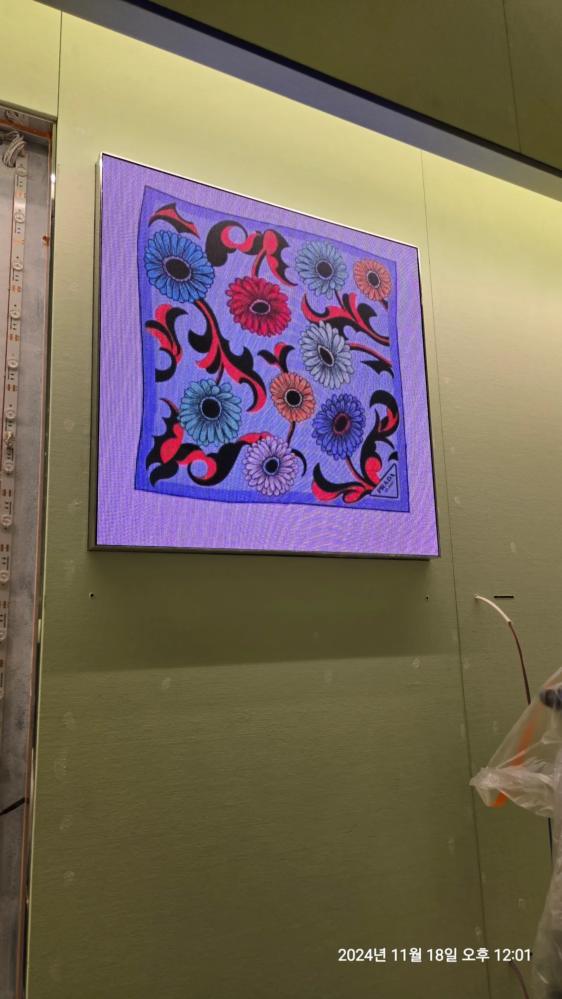 프라다 현대백화점 중동 - 이미지 6