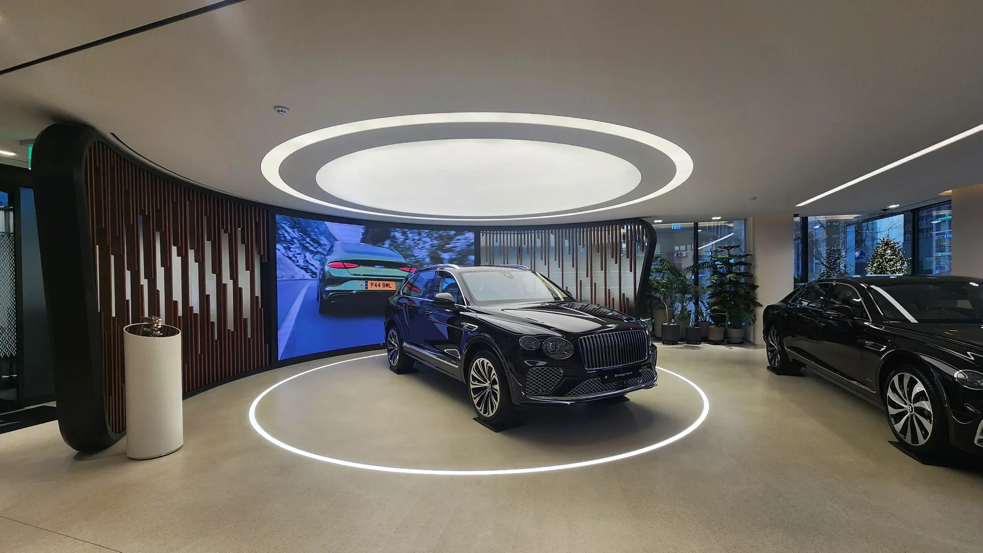 벤틀리, 전시장 - 이미지 1