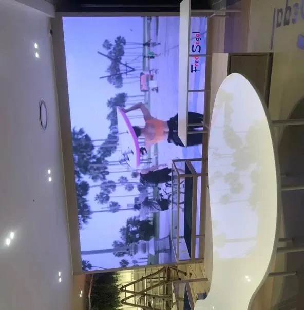 프레드 세갈, 갤러리아백화점 압구정 - 이미지 1