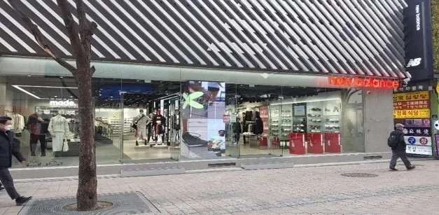 뉴발란스 명동 - 이미지 1