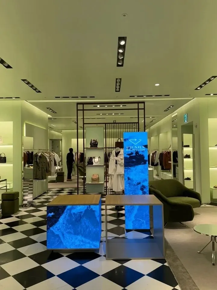 프라다 더현대백화점 서울, 청담 - 이미지 1